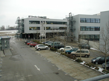 TZE Haupteingang Parkplatz